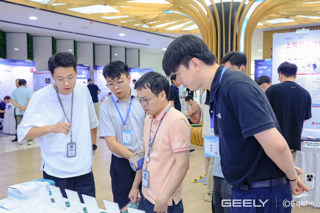 图片包括 人, 室内, 男子, 站AI 天生的内容可能不准确。。。。。。