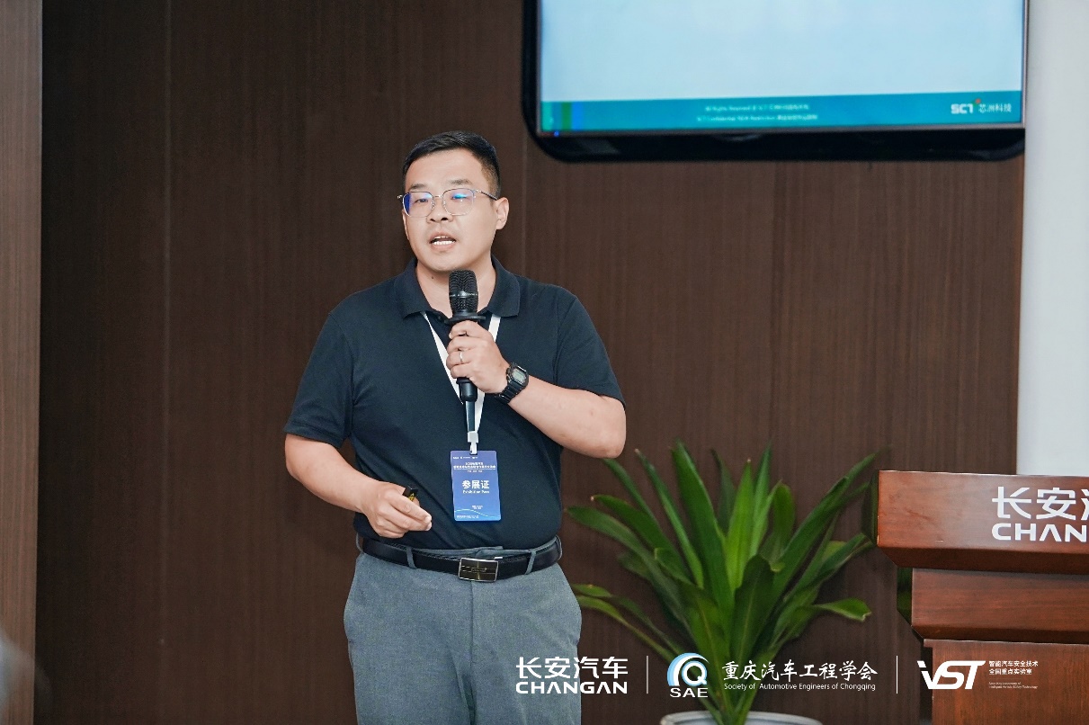 戴帽子的人在电视前AI 天生的内容可能不准确。。。。。。