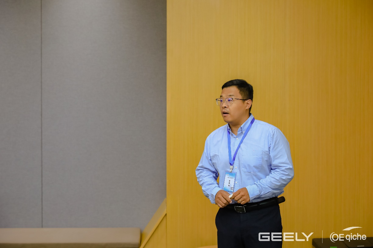 男子站在房间里AI 天生的内容可能不准确。。。。。。